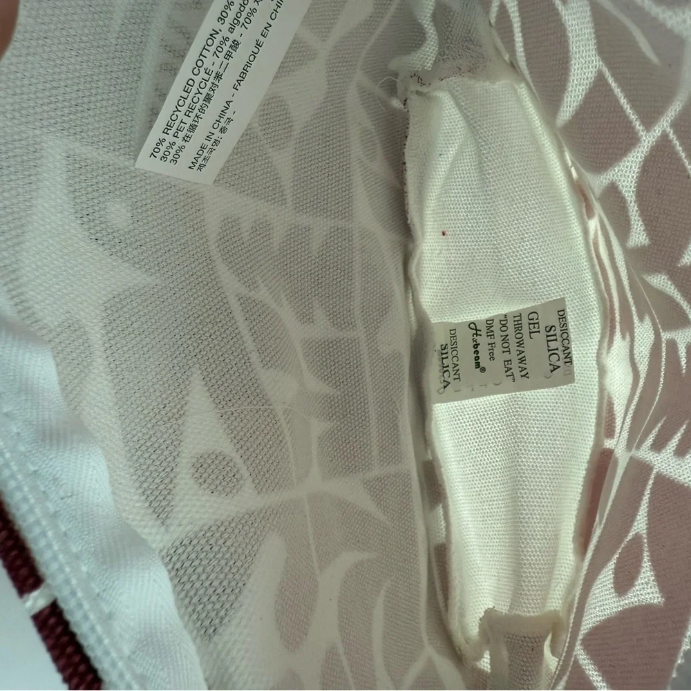 Vuori Holiday 25 Tote & Matching Pouch – Strawberry – NWT Gift With Purchase